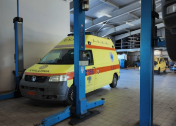 Ροδόπη: Ασθενοφόρο με βλάβη, το έσπρωχναν για να πάρει μπροστά