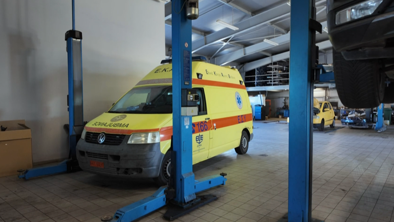 Ροδόπη: Ασθενοφόρο με βλάβη, το έσπρωχναν για να πάρει μπροστά