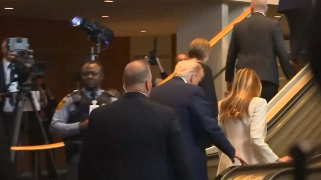 Σάλος με την ...κυλιόμενη σκάλα του ΟΗΕ - Πώς σταμάτησε τη στιγμή που ανέβαινε ο Τραμπ