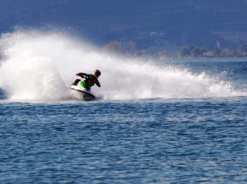 Σε κρίσιμη κατάσταση ο 19χρονος μετά τον τραυματισμό του με το τζετ σκι