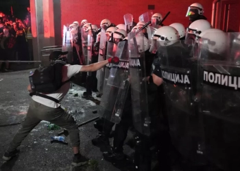 Σερβία: Χιλιάδες διαδηλωτές απαιτούν για ακόμη μια φορά πρόωρες εκλογές