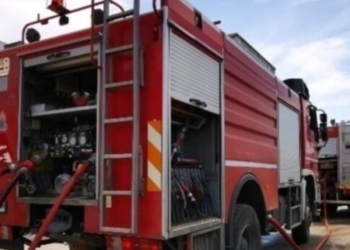 Συναγερμός τα ξημερώματα στο κέντρο του Ηρακλείου: Αυτοκίνητο τυλίχθηκε στις φλόγες σε πυλωτή πολυκατοικίας