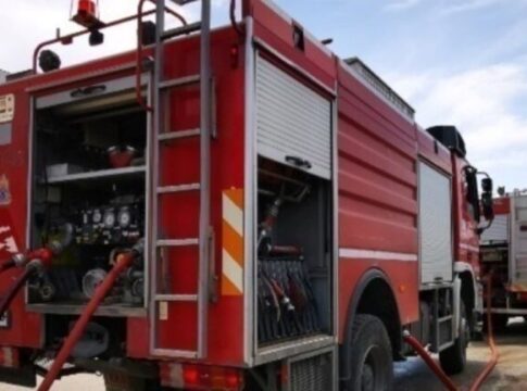 Συναγερμός τα ξημερώματα στο κέντρο του Ηρακλείου: Αυτοκίνητο τυλίχθηκε στις φλόγες σε πυλωτή πολυκατοικίας