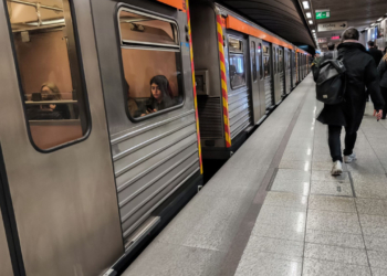 Συρμός του Μετρό αποβίβασε τους επιβάτες στο Μοναστηράκι λόγω μυρωδιάς