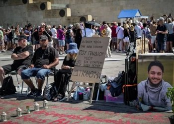 Τέμπη: Απεργία πείνας και δίψας από πατέρα θύματος, στο Σύνταγμα - Φωτογραφίες