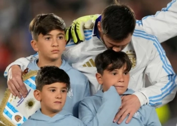 Τελευταίο παιχνίδι του Μέσι μπροστά στο κοινό της Εθνικής Αργεντινής: “Λύγισε” στον εθνικό ύμνο, κρατώντας στην αγκαλιά τους γιους του