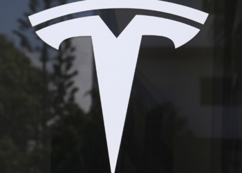 Tesla: Σε διακανονισμό δύο αγωγών για θανάτους σε συγκρούσεις οχημάτων της