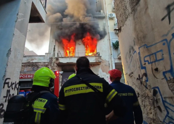 Τέθηκε υπό έλεγχο η φωτιά σε κενή διπλοκατοικία στο Μεταξουργείο - Διασώθηκε ένα άτομο