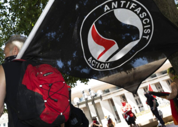 Θέλει να ποινικοποιήσει το αμερικανικό αντιφασιστικό κίνημα ο Ντόναλντ Τραμπ