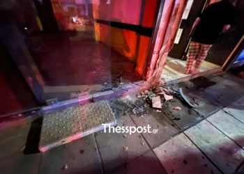 Θεσσαλονίκη: Αυτοκίνητο έπεσε σε βιτρίνα καταστήματος και τυλίχτηκε στις φλόγες