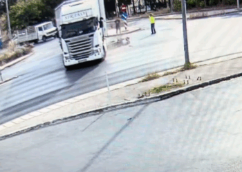 Θεσσαλονίκη: Σοκαριστικό βίντεο από τη στιγμή της σύγκρουσης μηχανής με νταλίκα