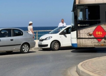 Το «έλα να δεις» στην παραλιακή: Λεωφορείο… μπλόκαρε εξαιτίας σταθμευμένων ΙΧ! – Δείτε εικόνες