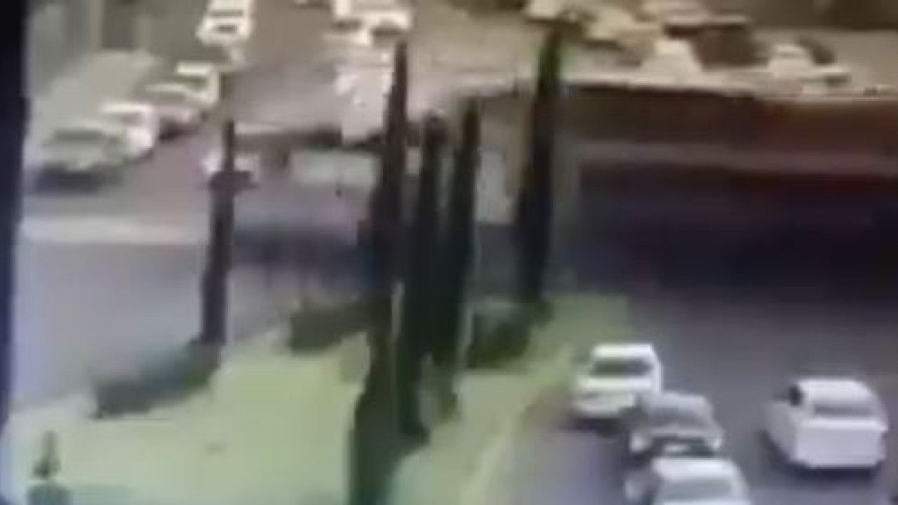 Τρένο συγκρούστηκε και παρέσυρε διώροφο λεωφορείο – Βίντεο σοκ