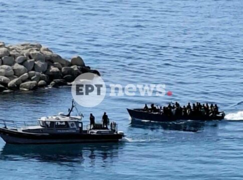 Τρία ακόμη πλοιάρια με μετανάστες εντοπίστηκαν νότια της Κρήτης