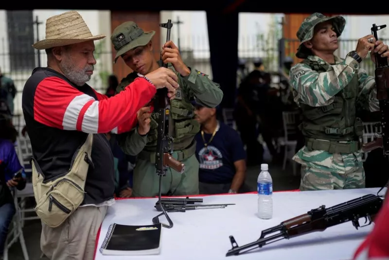 Βενεζουέλα: Πολίτες εκπαιδεύονται στα όπλα, υπό τον φόβο μια επίθεσης από τις ΗΠΑ