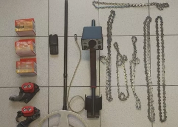 Βίντεο από έφοδο αστυνομικών σε σπίτι 62χρονου που έκοβε ξύλα από δάσος και τα πουλούσε