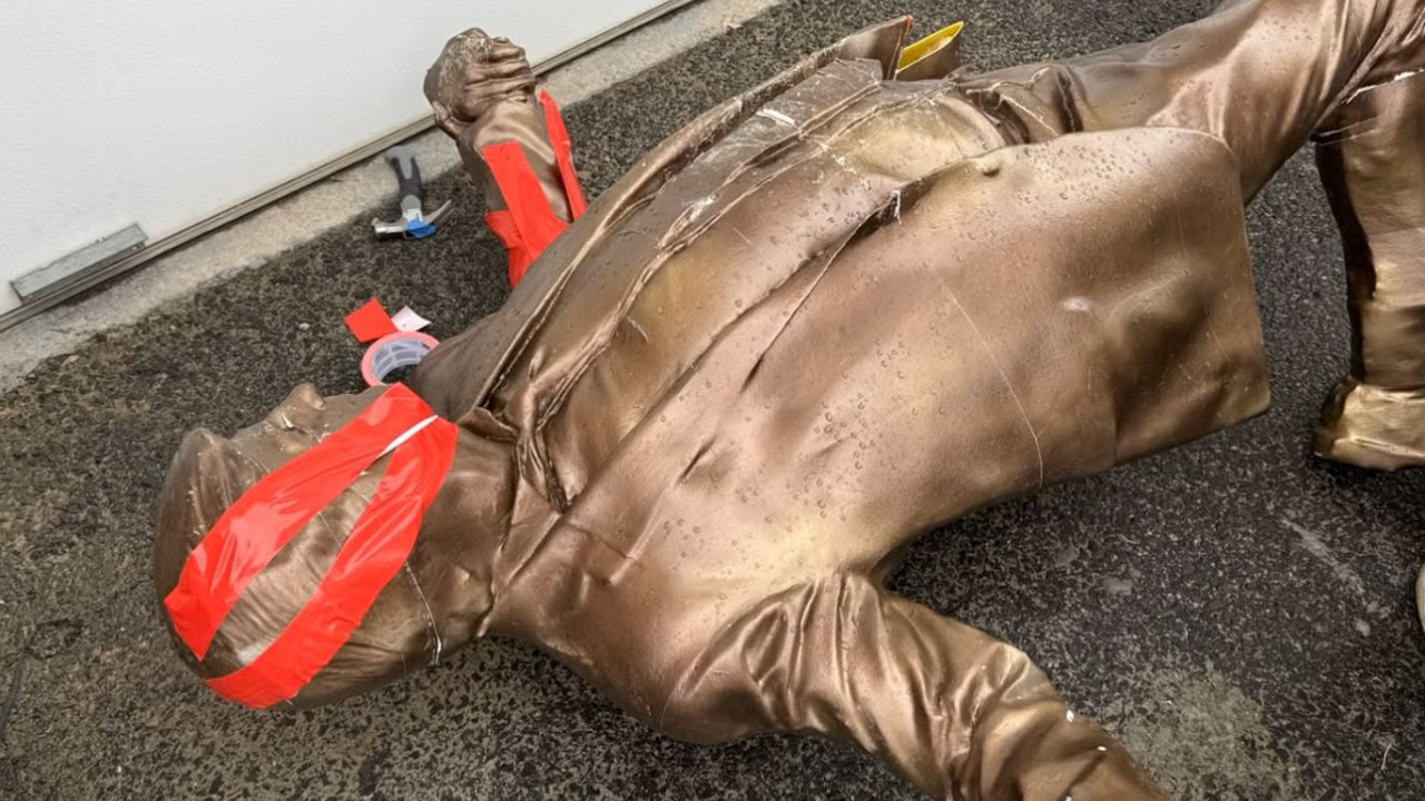 Βίντεο: Γκρέμισαν νύχτα το «άγαλμα φιλίας» Τραμπ – Έπσταϊν