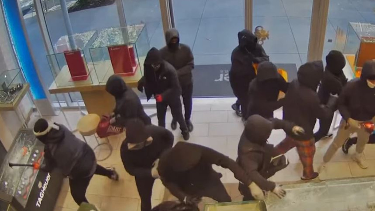 Βίντεο: Κινηματογραφική – και κάπως ατσούμπαλη - ληστεία κοσμημάτων στην Καλιφόρνια