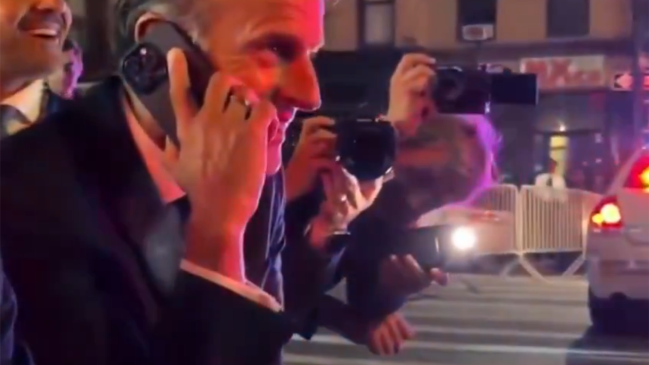 Βίντεο: Σταμάτησαν τον Μακρόν στη Νέα Υόρκη για να περάσει η οχηματοπομπή του Τραμπ