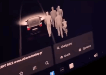 Viral: Κάμερα Tesla κατέγραψε «φαντάσματα» έξω από νεκροταφείο - Βίντεο