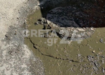 Ξεχείλισε το φρεάτιο, γέμισε λύματα ο δρόμος