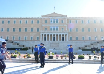 28η Οκτωβρίου: Αστυνομικός κλοιός στο μνημείο του Αγνώστου Στρατιώτη