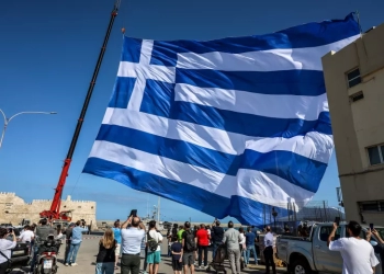 28η Οκτωβρίου: Η μεγαλύτερη ελληνική σημαία υψώθηκε ξανά στο Ηράκλειο