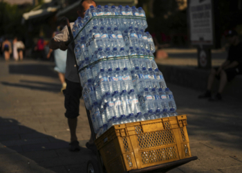 90.000 περισσότερα μικροπλαστικά σωματίδια το χρόνο, αν πίνετε νερό από το μπουκάλι