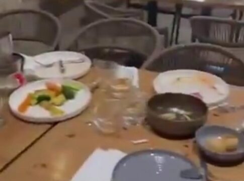 Αυτόπτης μάρτυρας στο Creta24 για την επίθεση στον Βορίδη: Τα έσπασαν όλα – Πετούσαν ό,τι έβρισκαν