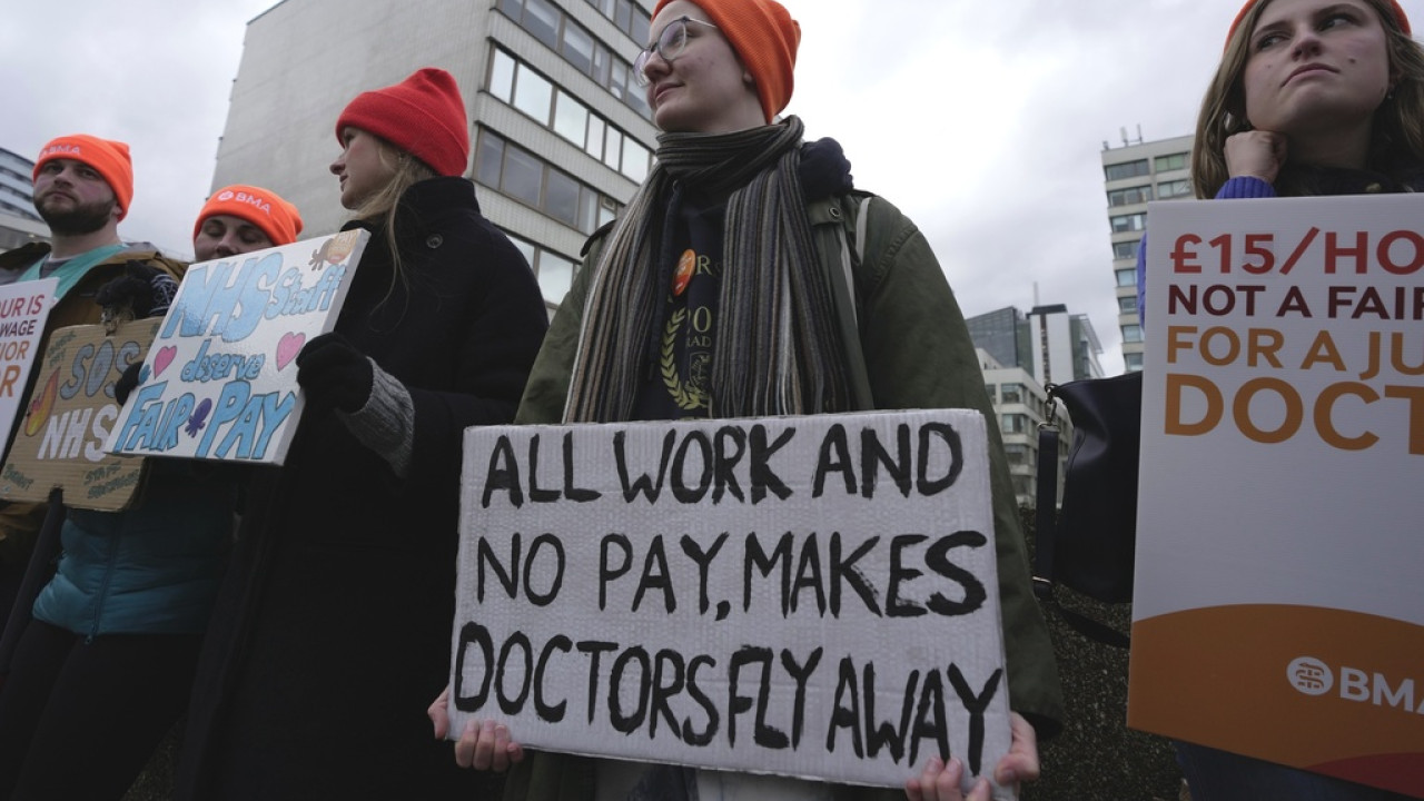 Αγγλία: Πενθήμερη απεργία με μισθολογικά αιτήματα οι ειδικευόμενοι γιατροί