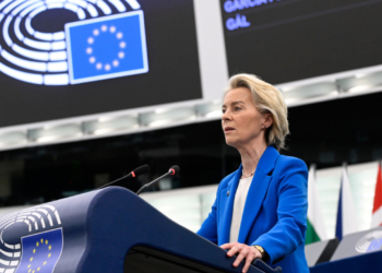 Αντιμέτωπη με δύο προτάσεις μομφής, η Φοντ ντερ Λάιεν απηύθυνε έκκληση για ενότητα
