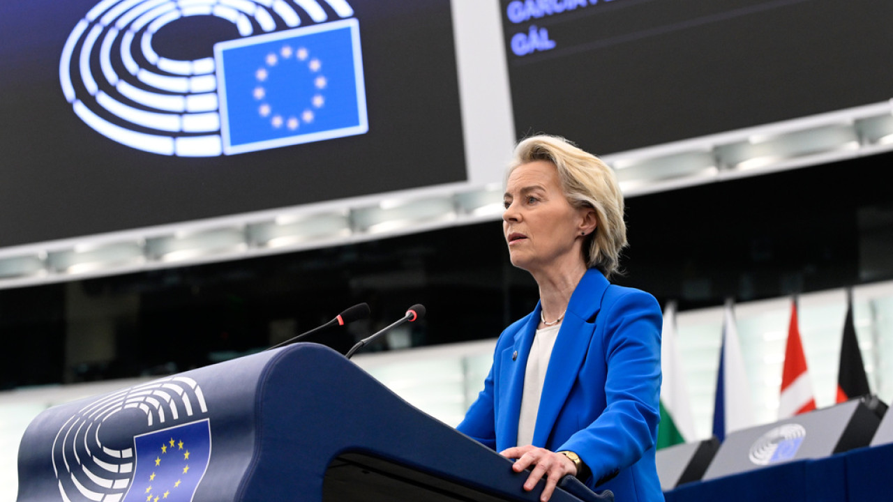 Αντιμέτωπη με δύο προτάσεις μομφής, η Φοντ ντερ Λάιεν απηύθυνε έκκληση για ενότητα