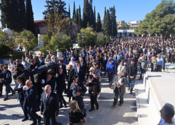 «Αντίο "Νιόνιο"»: Όλα όσα έγιναν στη Μητρόπολη και το Α' Νεκροταφείο σε 158 δευτερόλεπτα