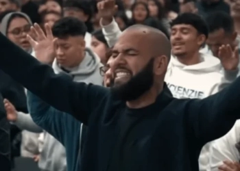 Από σούπερ σταρ της Μπαρτσελόνα… ιεροκήρυκας σε εκκλησία!