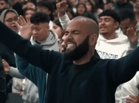 Από σούπερ σταρ της Μπαρτσελόνα… ιεροκήρυκας σε εκκλησία!