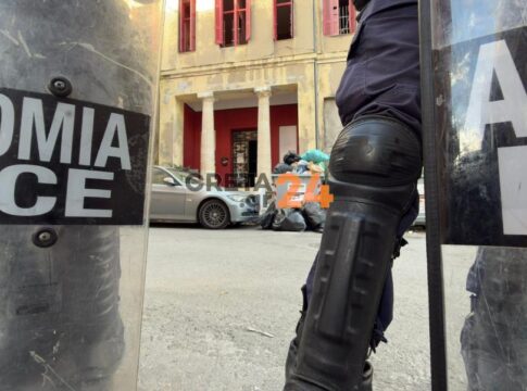 Αστυνομική επιχείρηση στον Ευαγγελισμό: Βρέθηκαν καδρόνια, σφυριά και αντιασφυξιογόνες μάσκες- Έξι συλλήψεις για την επίθεση Βορίδη στο Ηράκλειο