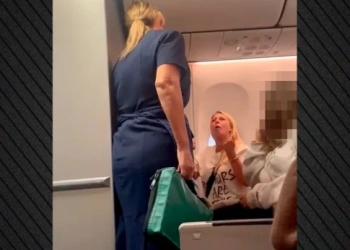 Bίντεο: Η στιγμή που μεθυσμένη Βρετανίδα προκαλεί αναγκαστική προσγείωση στο Ηράκλειο