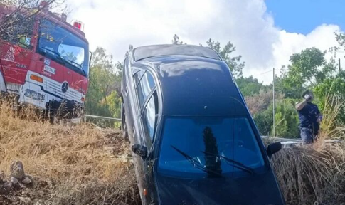 Χανιά: Αυτοκίνητο «γλίστρησε» σε πλαγιά δίπλα σε δημοτικό σχολείο