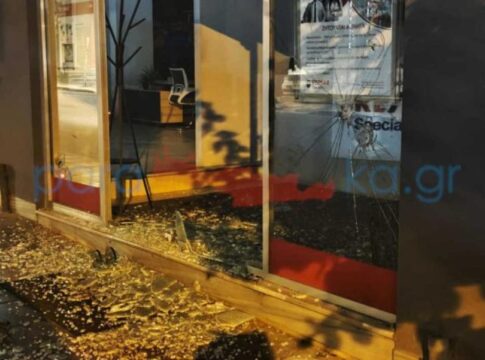 Χανιά: Μεταμεσονύκτια επιδρομή κουκουλοφόρων – Σοβαρές ζημιές σε μεσιτικό γραφείο, τράπεζες και ΑΤΜ