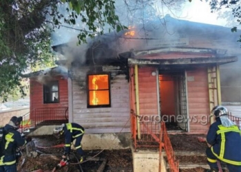 Χανιά: «Τυλίχθηκε» στις φλόγες το πρώην ΠΙΚΠΑ – Δείτε φωτογραφίες