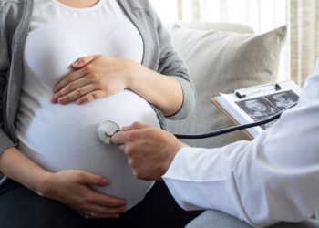 Covid-19 στην εγκυμοσύνη: Υυψηλότερος κίνδυνος νευροαναπτυξιακών διαταραχών σε παιδιά