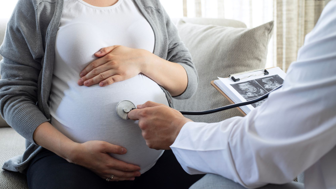 Covid-19 στην εγκυμοσύνη: Υυψηλότερος κίνδυνος νευροαναπτυξιακών διαταραχών σε παιδιά
