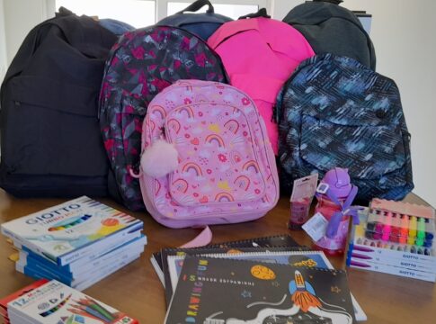 Δήμος Ηρακλείου: Μοίρασαν σχολικά είδη σε μαθητές και μαθήτριες ευάλωτων οικογενειών