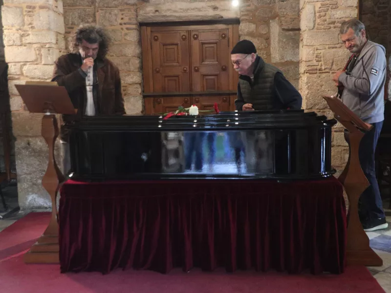 Διονύσης Σαββόπουλος: Πολίτες αποχαιρετούν τον μεγάλο συνθέτη - Βίντεο