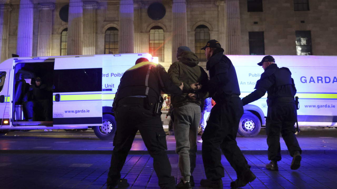 Δουβλίνο: Συλλήψεις και τραυματισμοί καθώς διαδηλωτές στοχεύουν ξενοδοχείο με αιτούντες άσυλο