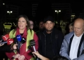 Δράση καθαρισμού από την ομάδα «Μέχρι τέλους» στο μνημείο για τα Τέμπη στη Βουλή