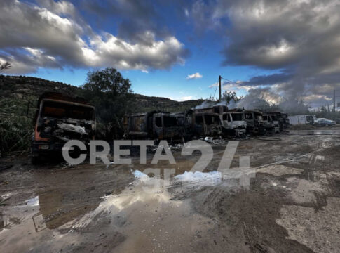 Εμπρησμός απορριμματοφόρων στον Δήμο Μαλεβιζίου: «Δεν ξέρω» και «δεν θυμάμαι» οι κατηγορούμενοι – Τι υποστήριξε ο φερόμενος ηθικός αυτουργός