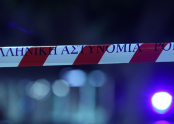 Εμπρηστική επίθεση με γκαζάκια σε κατάστημα στον Κολωνό