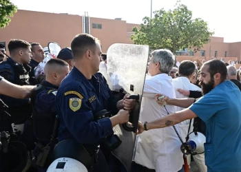 Ένταση έξω από το «Αττικόν» κατά την επίσκεψη Μητσοτάκη – Γεωργιάδη
