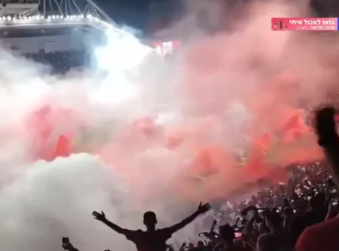 Επεισόδια, φωτοβολίδες, καπνογόνα και ακύρωση στο ντέρμπι Μακάμπι-Χάποελ στο Ισραήλ: Τέσσερις τραυματίες, 13 συλλήψεις